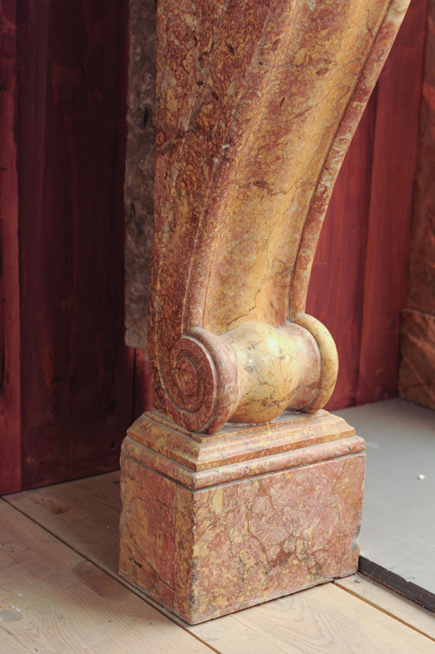 Marbre Cheminée/pièce de cheminée en marbre de style Empire français du 19e siècle, vers 1820 en vente